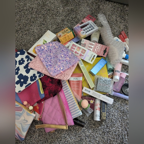 Makeup Mystery Bags 10 items - Picture 2 of 2